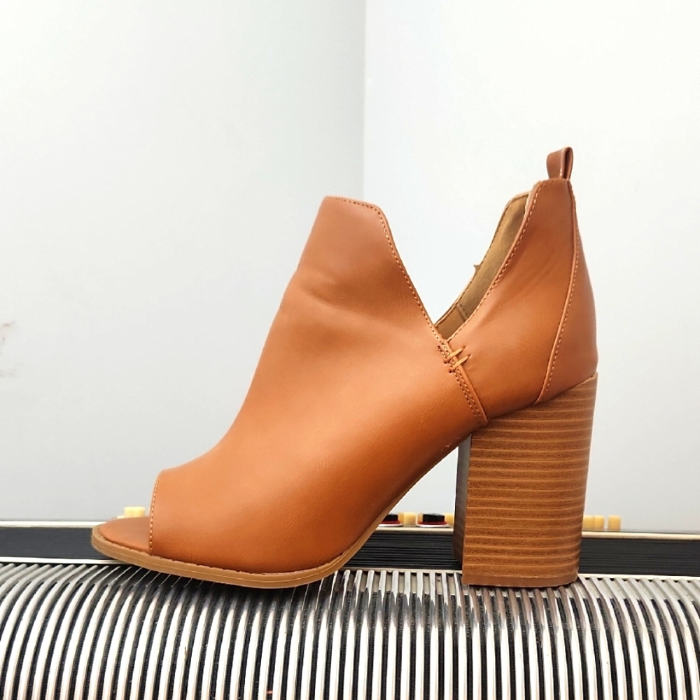 PRACTICALLY NEW QUPID TAN OPEN TOE CHUNK HEEL ANKLE BOOT/HEELS SZ 9